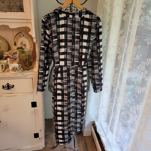 🇨🇦 Black and White Checkered Long Sleeve Shirt Dress - Picture 8 of 9
